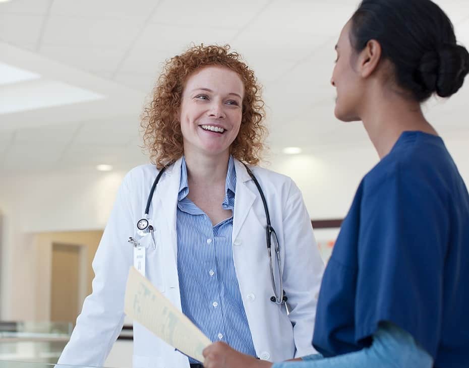 175139411 Una médica que sonríe hablando con una enfermera