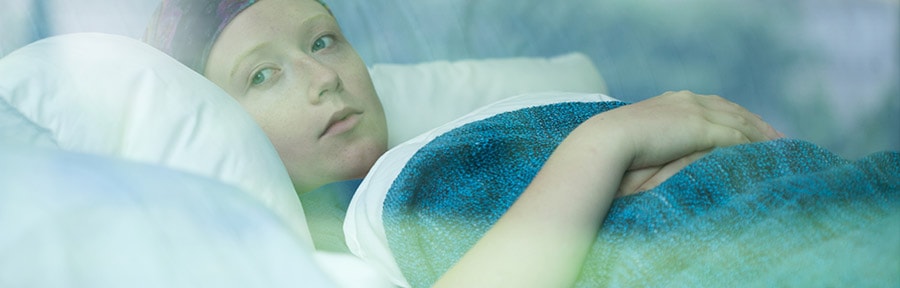 hospice_900x288 Una paciente en cama mira por la ventana