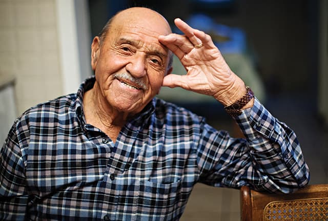 Paciente mayor sonriendo directamente a la cámara