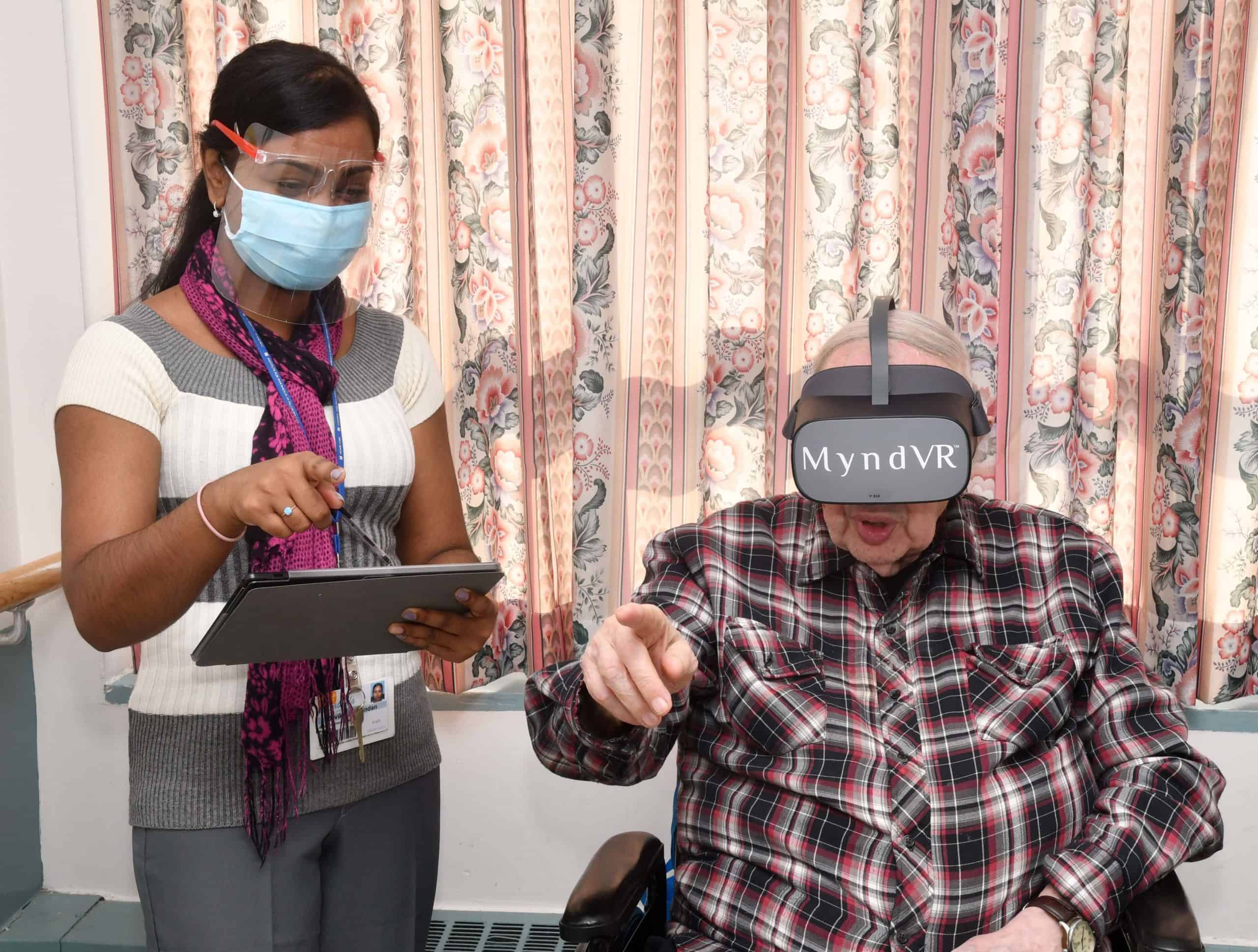 Donald Lortie, veterano del ejército estadounidense, prueba la realidad virtual (VR) por primera vez en Isabella Center for Rehabilitation and Nursing Care